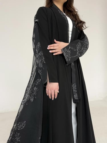 عباية كريب اسود مع اورقنزا مطرز فضي