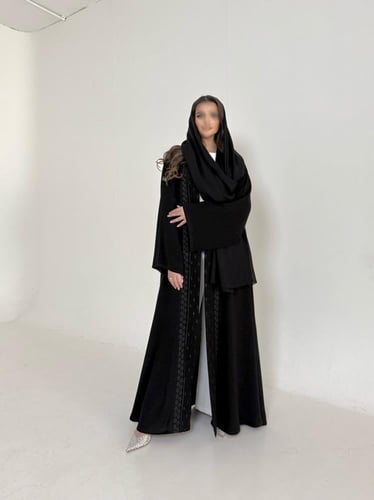 عباية كريب اسود مطرز اسود قصة كلوش