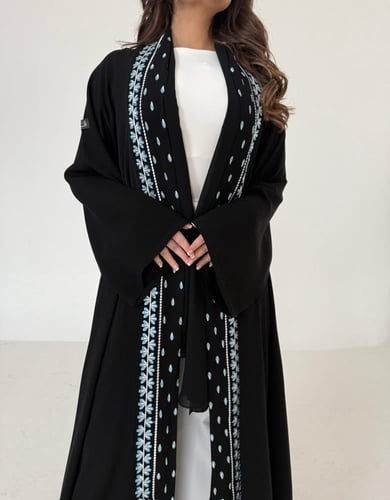 عباية كريب اسود مطرز سماوي قصة كلوش