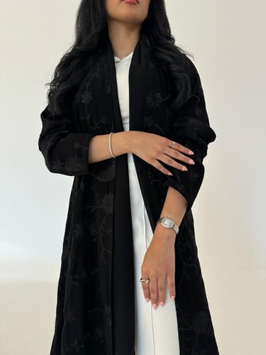 عباية كريب اسود مطرز اسود قصة كلوش