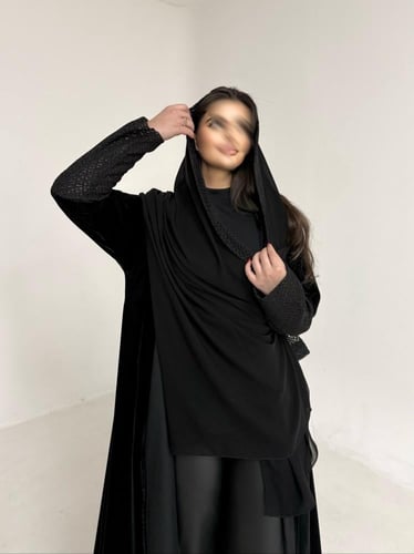 عباية مخمل مع اكمام سنارة اسود