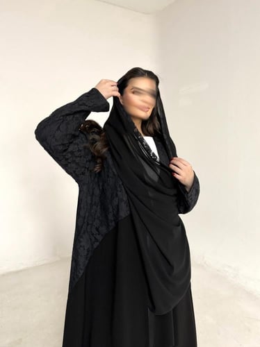عباية كريب اسود مع دانتيل