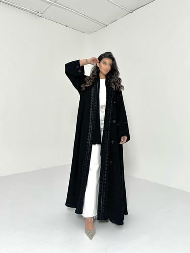 عباية كريب اسود مطرز أسود قصة كلوش