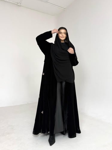 عباية مخمل اسود مع مخمل مطرز من الخلف