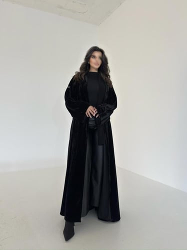 عباية مخمل أسود مكسر