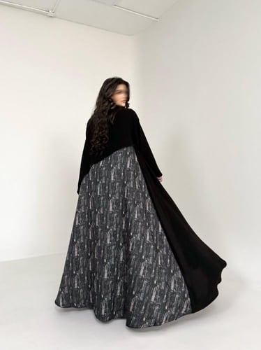 عباية كريب اسود مع تفتة جاكار