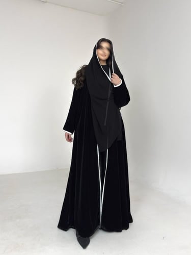 عباية مخمل اسود مع تحديد اوف وايت