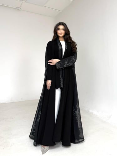 عباية كريب اسود مع اورقنزا مطرز فضي