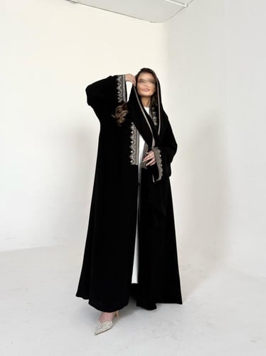 عباية كريب اسود مطرز