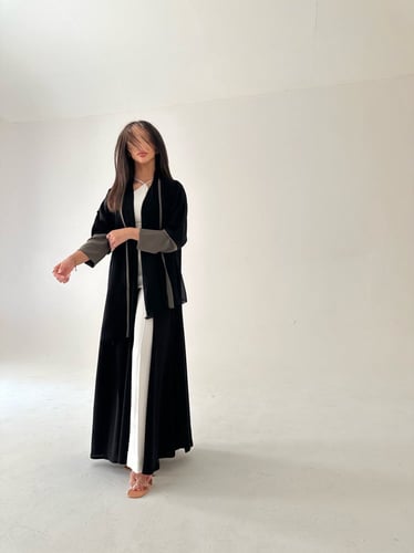 عباية كريب اسود مع اكمام زيتي فاتح
