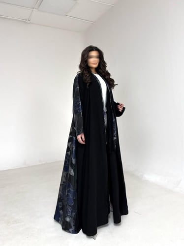 عباية كريب اسود مع اورقنزا كحلي من الخلف