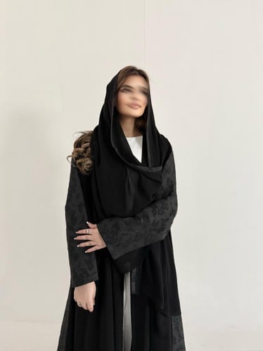 عباية كريب اسود مع تفته من الخلف