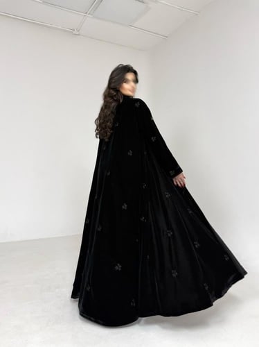 عباية مخمل اسود مطرز اسود