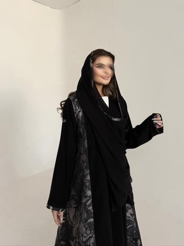 عباية كريب اسود مع تفته روسي