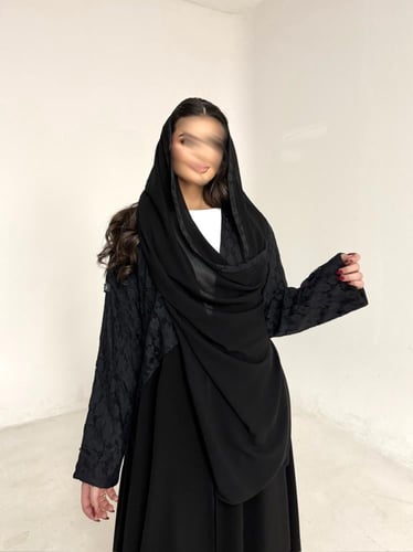 عباية كريب اسود مع دانتيل