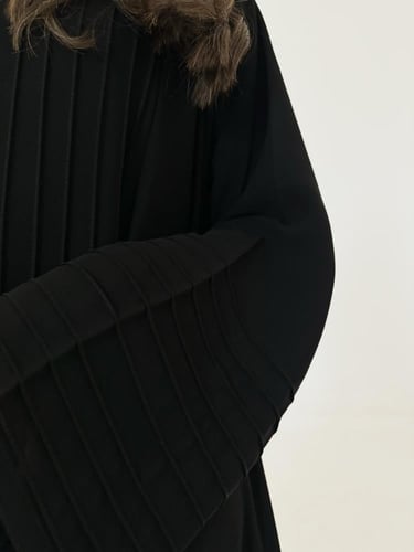 عباية كريب أسود فاحم مع ياقة مخططة