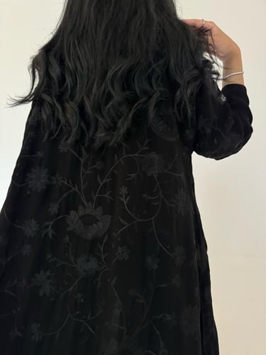 عباية كريب اسود مطرز اسود قصة كلوش