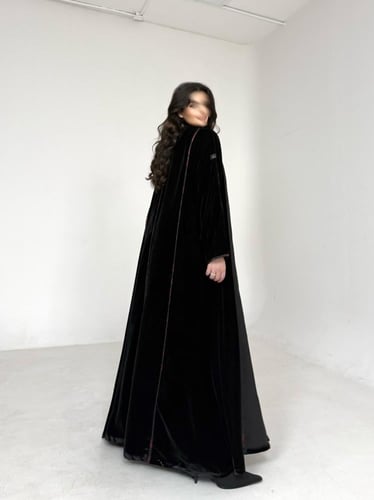 عباية مخمل اسود مع تفته