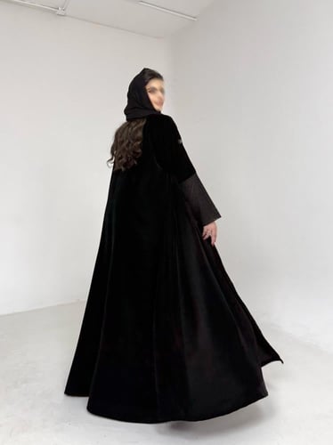 عباية مخمل مع اكمام سنارة اسود