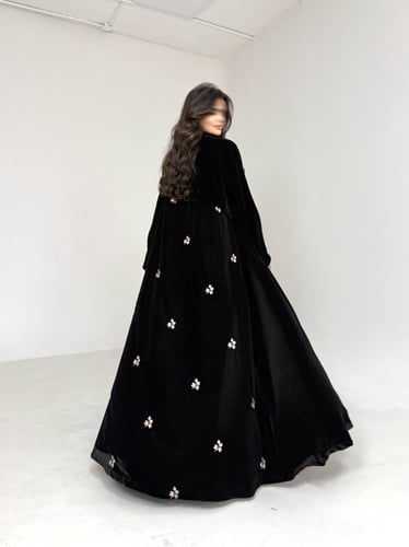 عباية مخمل اسود مع مخمل مطرز من الخلف
