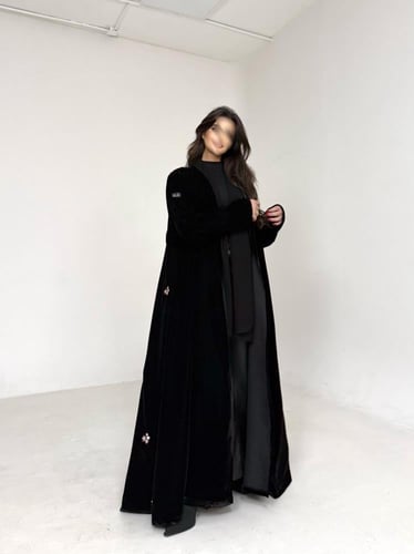 عباية مخمل اسود مع مخمل مطرز من الخلف