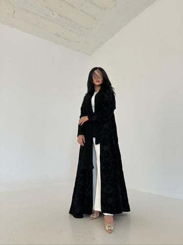 عباية كريب اسود مطرز اسود قصة كلوش