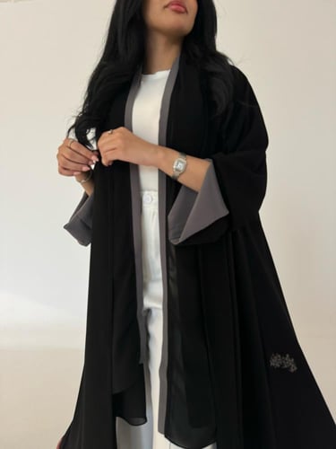 عباية كريب اسود تطريز رمادي قصة كلوش