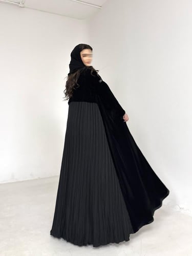 عباية مخمل اسود مع كريب مكسر