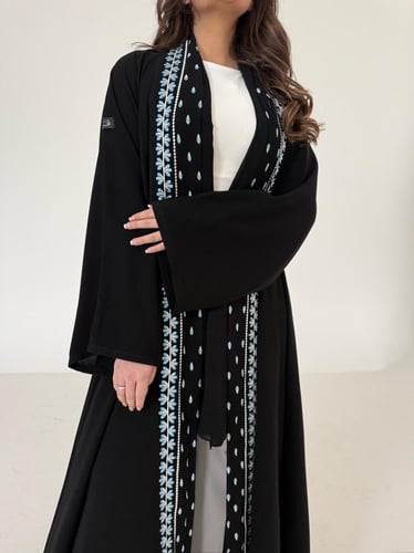 عباية كريب اسود مطرز سماوي قصة كلوش