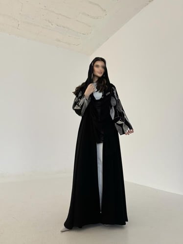 عباية كريب اسود مع اكمام مطرزة قصة كلوش