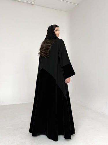 عباية كريب اسود مع مخمل اسود