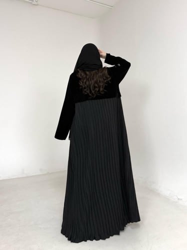 عباية مخمل اسود مع كريب مكسر