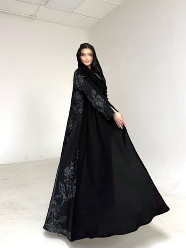 عباية كريب اسود مع اورقنزا مطرز فضي