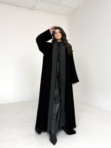 عباية مخمل اسود مع ياقة جاكار
