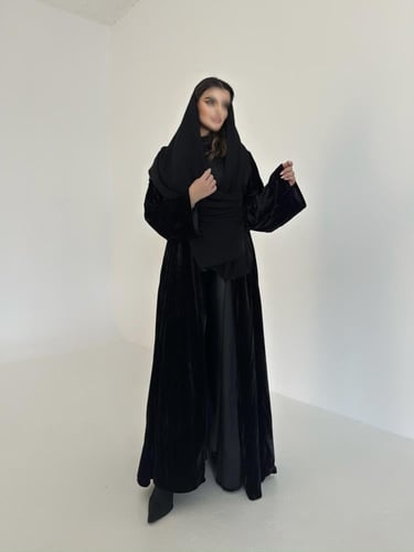 عباية مخمل أسود مكسر