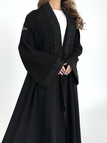 عباية كريب اسود مطرز