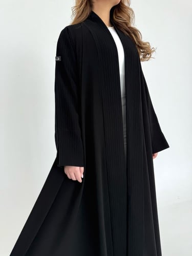 عباية كريب اسود مع كريب مخطط