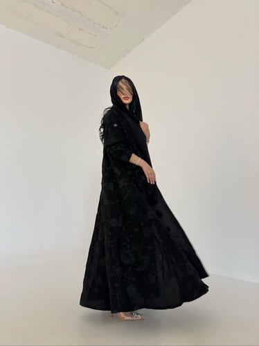 عباية كريب اسود مطرز اسود قصة كلوش