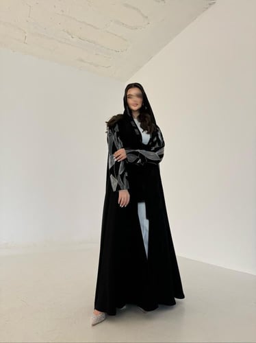 عباية كريب اسود مع اكمام مطرزة قصة كلوش