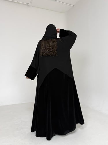 عباية كريب اسود مع مخمل اسود