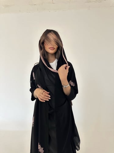 عباية كريب أسود فاحم مع تطريز وردي