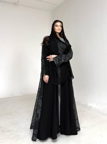 عباية كريب اسود مع اورقنزا مطرز فضي