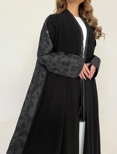 عباية كريب اسود مع تفته من الخلف