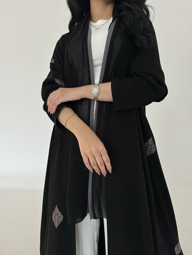 عباية كريب اسود تطريز رمادي قصة كلوش