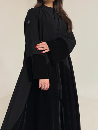 عباية كريب اسود مع مخمل اسود