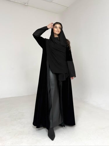 عباية مخمل مع اكمام سنارة اسود