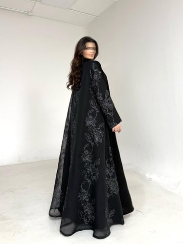 عباية كريب اسود مع اورقنزا مطرز فضي
