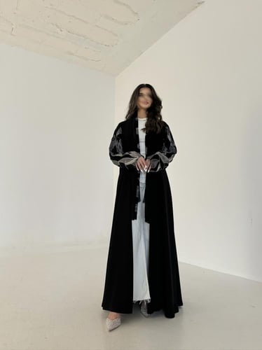 عباية كريب اسود مع اكمام مطرزة قصة كلوش