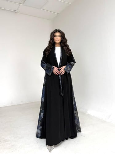 عباية كريب اسود مع اورقنزا كحلي من الخلف