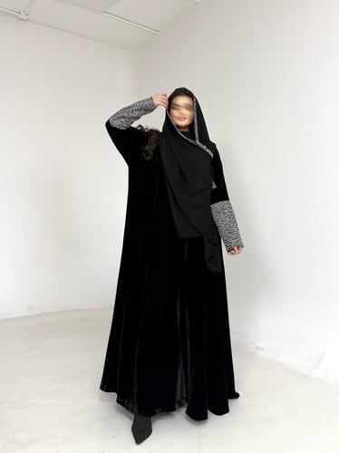 عباية مخمل اسود مع اكمام سنارة ملون